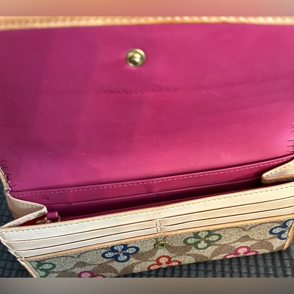 Coach Signature Floral Wallet. - Picture 4 of 6
